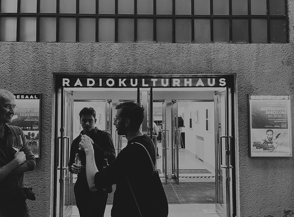 Picture of exhibition Farbe und Gebiet by austrian artist Jürgen Bauer in ORF RKH