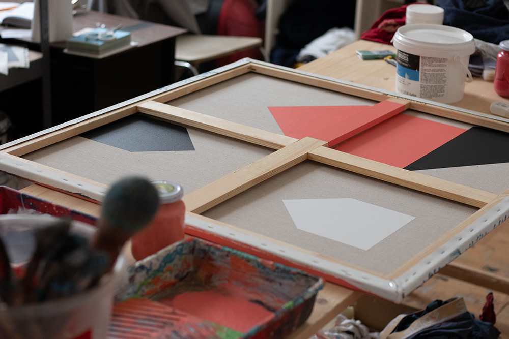Studio picture of a canvas work in progress by artist Jürgen Bauer