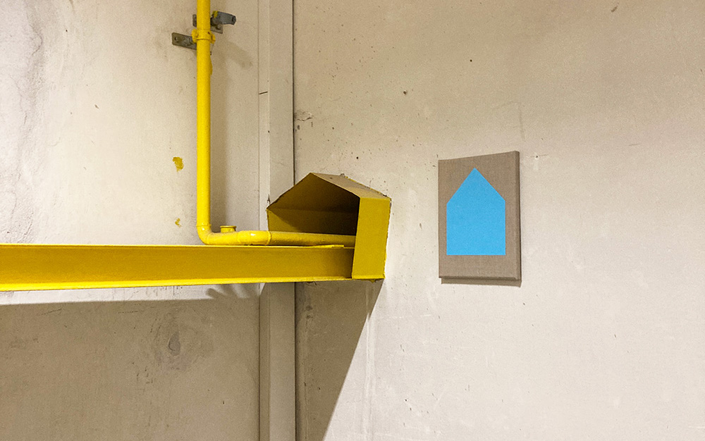 Picture of a former indutry area offspace in Wattens with a painting by Jürgen Bauer