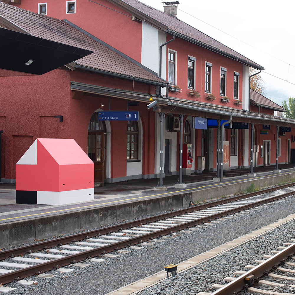 Picture of a wooden dismantable house object by artist jürgen bauer