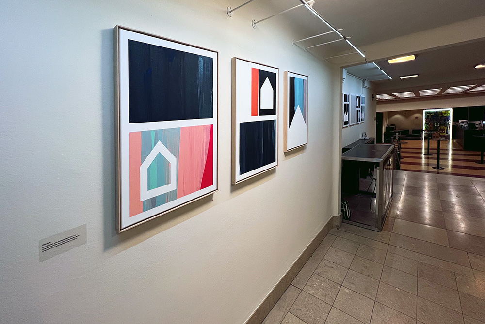 Picture of exhibition Farbe und Gebiet by austrian artist Jürgen Bauer in ORF RKH
